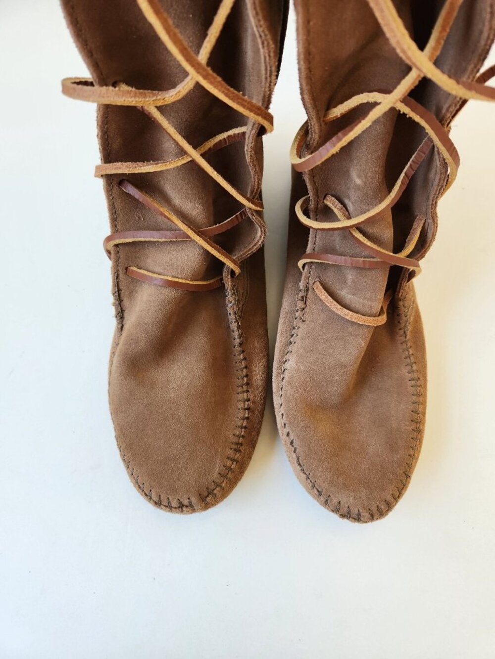 Minnetonka Brown Suede Lace-Up Knee-High Fringe Moccasin Boots Festival Hippie - Picture 3 of 6